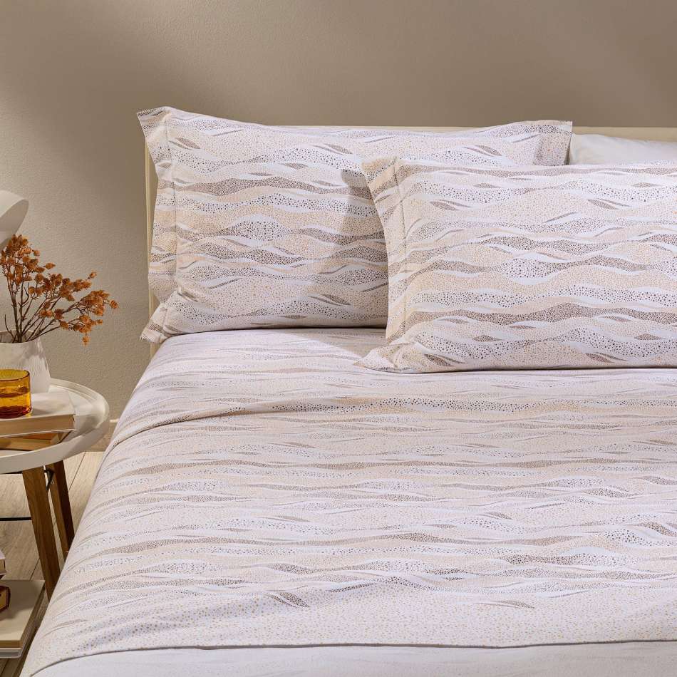 Completo lenzuola Caleffi Sky, in flanella di puro cotone. Fantasia moderna, con puntini che si uniscono a formare delle onde. Colore naturale beige tortora. Disponibile nella misura per letto singolo, piazza e mezza e matrimoniale maxi.