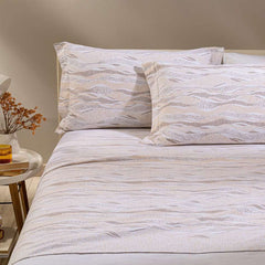 Completo lenzuola Caleffi Sky, in flanella di puro cotone. Fantasia moderna, con puntini che si uniscono a formare delle onde. Colore naturale beige tortora. Disponibile nella misura per letto singolo, piazza e mezza e matrimoniale maxi.