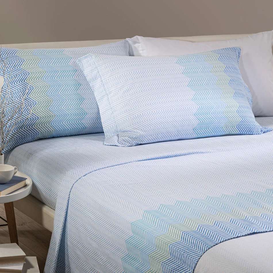 Completo lenzuola Caleffi William, in flanella di puro cotone. Fantasia geometrica a righe colore bluette. Disponibile nella misura per letto singolo, piazza e mezza e francese (piazza e mezza maxi).