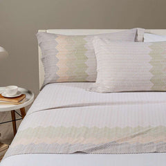 Completo lenzuola Caleffi William, in flanella di puro cotone. Fantasia geometrica a righe colore naturale grigio tortora. Disponibile nella misura per letto singolo, piazza e mezza e francese (piazza e mezza maxi).