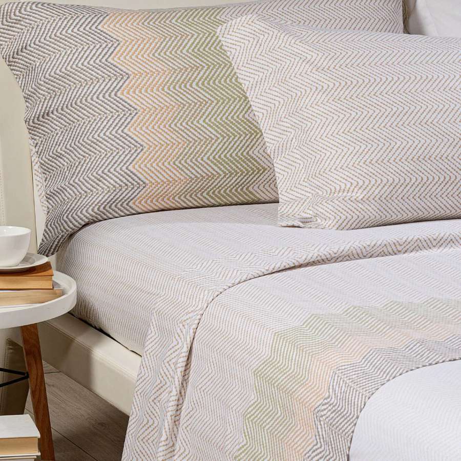 Completo lenzuola Caleffi William, in flanella di puro cotone. Fantasia geometrica a righe colore naturale grigio tortora. Disponibile nella misura per letto singolo, piazza e mezza e francese (piazza e mezza maxi).