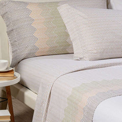 Completo lenzuola Caleffi William, in flanella di puro cotone. Fantasia geometrica a righe colore naturale grigio tortora. Disponibile nella misura per letto singolo, piazza e mezza e francese (piazza e mezza maxi).