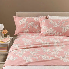 Completo lenzuola Caleffi Serenity matrimoniale, flanella di cotone.
Fantasia con grandi fiori avorio su fondo rosa.