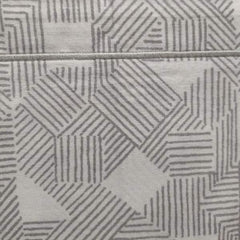 Completo lenzuola matrimoniale Fazzini Nazca, in flanella di puro cotone. Il completo lenzuola Nazca propone un'accattivante texture geometrica grigia su fondo chiaro. Le federe e il lenzuolo superiore sono in fantasia. Il lenzuolo con angoli è in tinta unita.