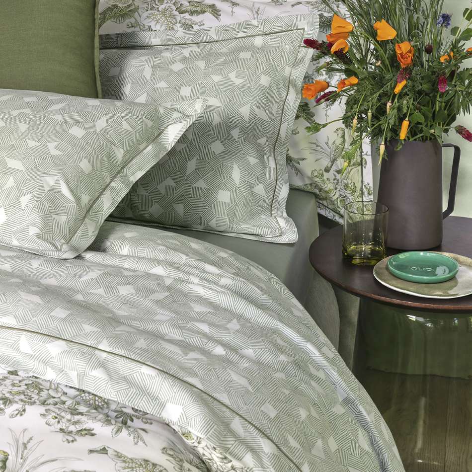 Completo lenzuola matrimoniale Fazzini Nazca, in flanella di puro cotone. Il completo lenzuola Nazca propone un'accattivante texture geometrica verde su fondo chiaro. Le federe e il lenzuolo superiore sono in fantasia. Il lenzuolo con angoli è in tinta unita.