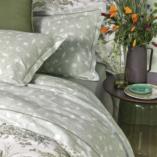 Completo lenzuola matrimoniale Fazzini Nazca, in flanella di puro cotone. Il completo lenzuola Nazca propone un'accattivante texture geometrica verde su fondo chiaro. Le federe e il lenzuolo superiore sono in fantasia. Il lenzuolo con angoli è in tinta unita.