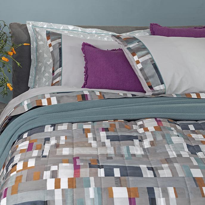 Completo lenzuola Fazzini Rothko in flanella di puro cotone. Disponibile nella misura matrimoniale e piazza e mezza maxi (francese). Il completo lenzuola Rothko propone un'accattivante texture geometrica multicolor che dona forza all'arredamento più essenziale. La fantasia è presenta sulla balza applicata delle federe e del lenzuolo di sopra. Il resto del completo è in tinta unita.
