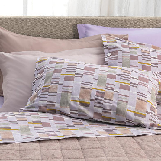 Completo lenzuola Fazzini Klee in flanella di puro cotone. Disponibile nella misura per letto singolo e matrimoniale. Le federe e il lenzuolo di sopra presentano una fantasia geometrica moderna colore rosa glicine. Il lenzuolo con angoli è in tinta unita glicine.
