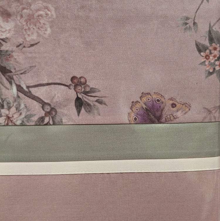 Completo lenzuola matrimoniale Fazzini Pigmenti in flanella di puro cotone. Fantasia floreale colore rosa. Le federe e il lenzuolo di sopra presentano una balza stampata con fantasia floreale. Il resto del completo è in tinta unita.