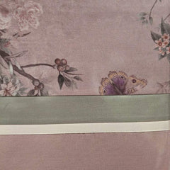 Completo lenzuola matrimoniale Fazzini Pigmenti in flanella di puro cotone. Fantasia floreale colore rosa. Le federe e il lenzuolo di sopra presentano una balza stampata con fantasia floreale. Il resto del completo è in tinta unita.