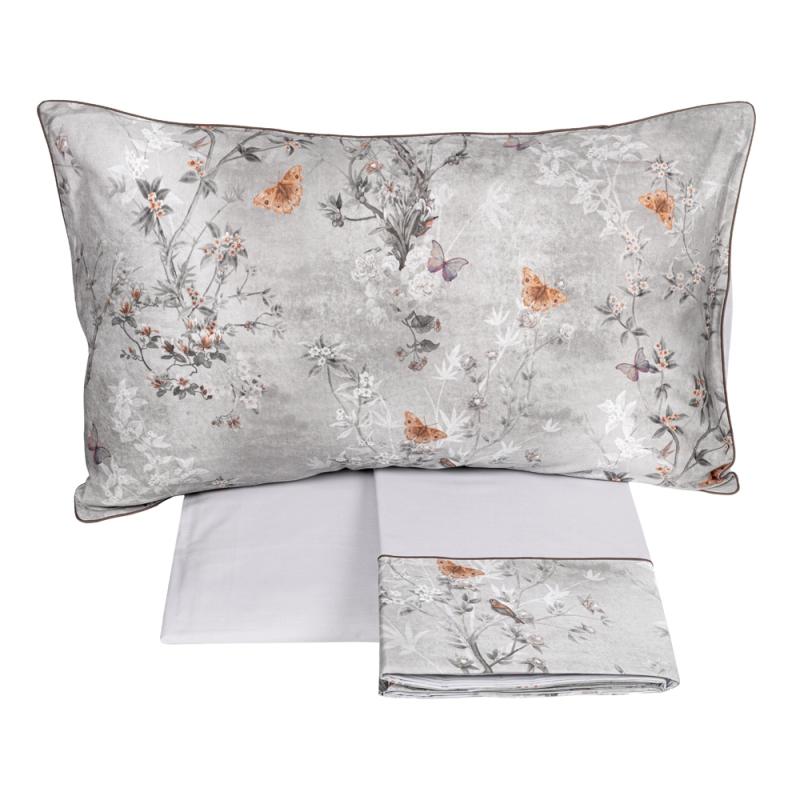 Completo lenzuola matrimoniale Fazzini Pigmenti in flanella di puro cotone. Fantasia floreale colore grigio. Le federe e il lenzuolo di sopra presentano una balza stampata con fantasia floreale. Il resto del completo è in tinta unita.