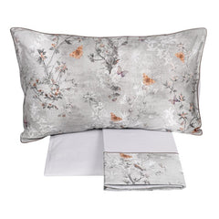 Completo lenzuola matrimoniale Fazzini Pigmenti in flanella di puro cotone. Fantasia floreale colore grigio. Le federe e il lenzuolo di sopra presentano una balza stampata con fantasia floreale. Il resto del completo è in tinta unita.