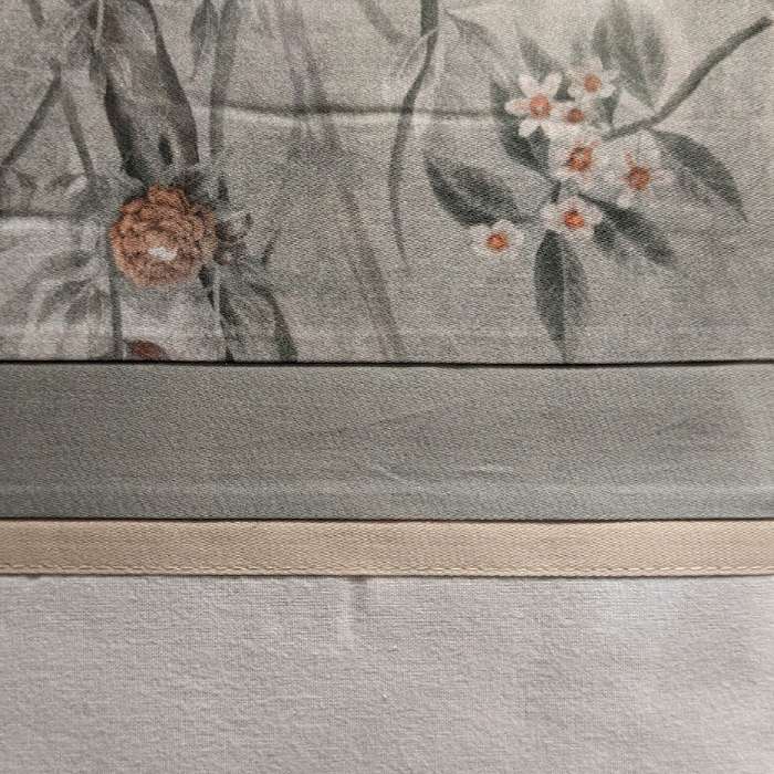 Completo lenzuola matrimoniale Fazzini Pigmenti in flanella di puro cotone. Fantasia floreale colore grigio. Le federe e il lenzuolo di sopra presentano una balza stampata con fantasia floreale. Il resto del completo è in tinta unita.