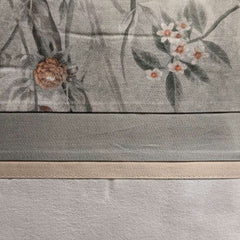 Completo lenzuola matrimoniale Fazzini Pigmenti in flanella di puro cotone. Fantasia floreale colore grigio. Le federe e il lenzuolo di sopra presentano una balza stampata con fantasia floreale. Il resto del completo è in tinta unita.