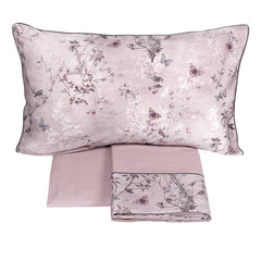 Completo lenzuola matrimoniale Fazzini Pigmenti in flanella di puro cotone. Fantasia floreale colore rosa. Le federe e il lenzuolo di sopra presentano una balza stampata con fantasia floreale. Il resto del completo è in tinta unita.