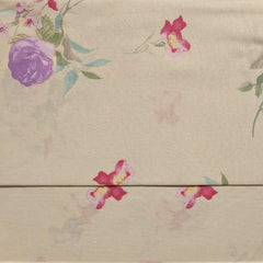 Completo lenzuola Caleffi Flora in puro cotone. Disponibile nella misura per letto singolo, piazza e mezza e matrimoniale. Il completo lenzuola Flora presenta una delicata fantasia floreale con fiori rossi e glicine su fondo giallino.