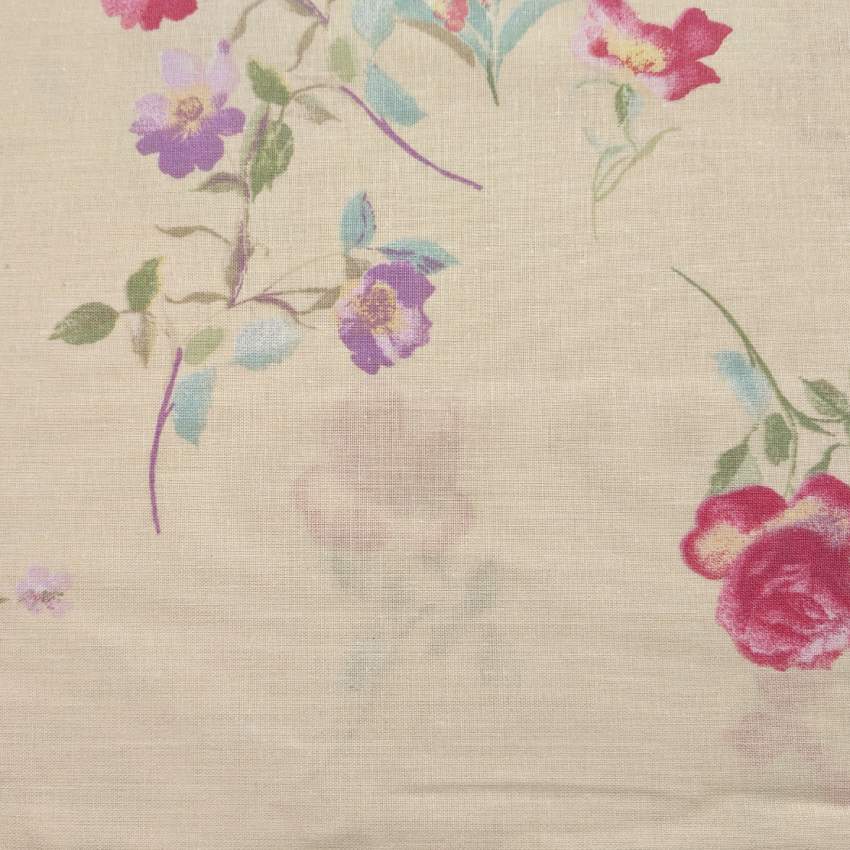 Completo lenzuola Caleffi Flora in puro cotone. Disponibile nella misura per letto singolo, piazza e mezza e matrimoniale. Il completo lenzuola Flora presenta una delicata fantasia floreale con fiori rossi e glicine su fondo giallino.
