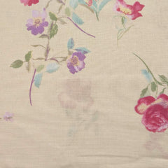 Completo lenzuola Caleffi Flora in puro cotone. Disponibile nella misura per letto singolo, piazza e mezza e matrimoniale. Il completo lenzuola Flora presenta una delicata fantasia floreale con fiori rossi e glicine su fondo giallino.