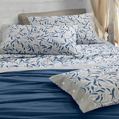 Completo lenzuola matrimoniale Gabel Olimpia in cotone. Lenzuolo superiore e federe in fantasia con foglie beige e blu. Lenzuolo sotto con angoli bianco con righe beige.