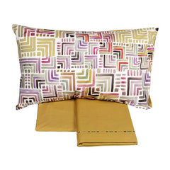 Completo lenzuola Fazzini Geometrie, in percalle di puro cotone. Disponibile per letto singolo e matrimoniale. Il lato superiore delle federe presenta una fantasia geometrica multicolore. Il resto del completo è in percalle di cotone tinta unita color ocra. Il lenzuolo di sopra è impreziosito da una codina multicolore.