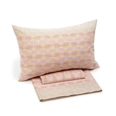 Completo lenzuola Caleffi Hils in puro cotone. Vivace fantasia geometrica dalle forme morbide colore fuxia, giallo, arancio. Disponibile nella misura per letto singolo e piazza e mezza maxi (francese).