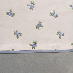 Completo lenzuola matrimoniale Fazzini Spring in flanella di puro cotone. Le federe e il lenzuolo di sopra presentano una fascia bianca con roselline azzurre ricamate. Il resto del completo è in tinta unita verde acqua.
