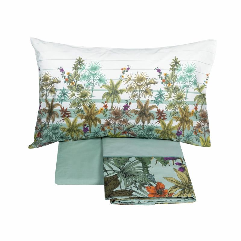 Completo lenzuola matrimoniale Fazzini Kerala, in percalle di puro cotone. La collezione Kerala rappresenta un viaggio nella natura lussureggiante e incontaminata dell'India. Nel disegno la vegetazione tropicale, abitata da pappagalli dal piumaggio variopinto, si intreccia con un motivo rigato degradè colore verde acqua (variante surf). La fantasia è presente sulle federe e sulla balza del lenzuolo di sopra, in percalle di puro cotone stampato. Il resto del completo è in tinta unita verde acqua..