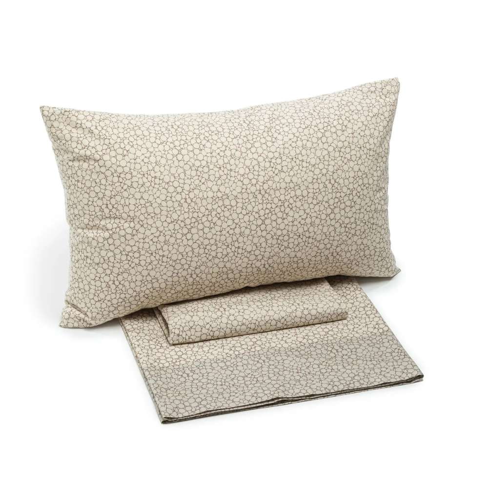 Completo lenzuola Caleffi Key in puro cotone. Disponibile nella misura per letto singolo, piazza e mezza, piazza e mezza maxi (francese) e matrimoniale king. Fantasia geometrica e dallo stile moderno colore naturale beige