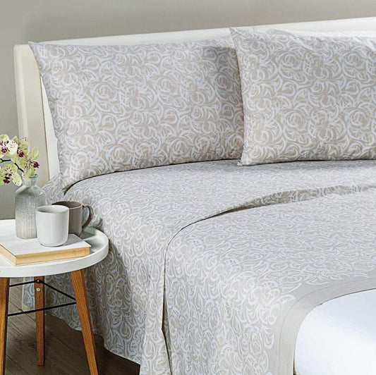 Completo lenzuola Caleffi Luna in puro cotone. Disponibile nella misura per letto piazza e mezza e matrimoniale. Il completo lenzuola Luna presenta una moderna fantasia dalle forme morbide su fondo tortora.