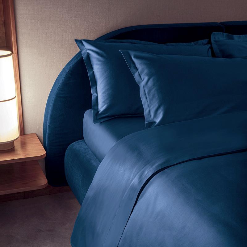 Completo lenzuola matrimoniale Fazzini Trecento, in raso di puro cotone tinta unita. Variante di colore azzurro carta da zucchero, bluette. Le federe sono a 4 volani. Il raso di cotone da 300 fili per pollice quadrato dona freschezza, comfort e morbidezza al completo lenzuola