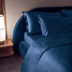 Completo lenzuola matrimoniale Fazzini Trecento, in raso di puro cotone tinta unita. Variante di colore azzurro carta da zucchero, bluette. Le federe sono a 4 volani. Il raso di cotone da 300 fili per pollice quadrato dona freschezza, comfort e morbidezza al completo lenzuola