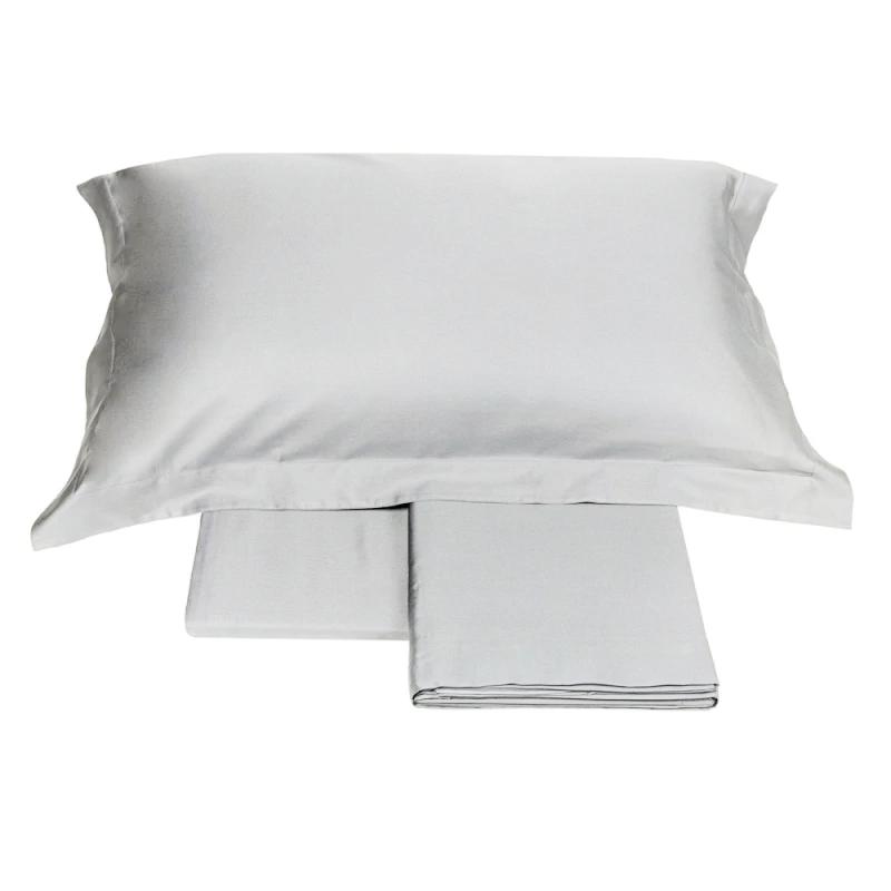 Completo lenzuola matrimoniale Fazzini Trecento, in raso di puro cotone tinta unita. Variante di colore grigio lui, grigio chiaro e caldo. Le federe sono a 4 volani. Il raso di cotone da 300 fili per pollice quadrato dona freschezza, comfort e morbidezza al completo lenzuola