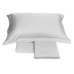 Completo lenzuola matrimoniale Fazzini Trecento, in raso di puro cotone tinta unita. Variante di colore grigio lui, grigio chiaro e caldo. Le federe sono a 4 volani. Il raso di cotone da 300 fili per pollice quadrato dona freschezza, comfort e morbidezza al completo lenzuola