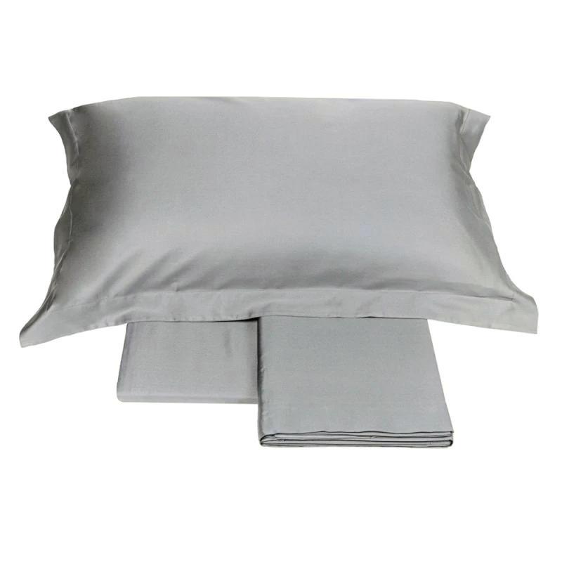 Completo lenzuola matrimoniale Fazzini Trecento, in raso di puro cotone tinta unita. Variante di colore grigio. Le federe sono a 4 volani. Il raso di cotone da 300 fili per pollice quadrato dona freschezza, comfort e morbidezza al completo lenzuola