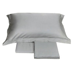 Completo lenzuola matrimoniale Fazzini Trecento, in raso di puro cotone tinta unita. Variante di colore grigio. Le federe sono a 4 volani. Il raso di cotone da 300 fili per pollice quadrato dona freschezza, comfort e morbidezza al completo lenzuola