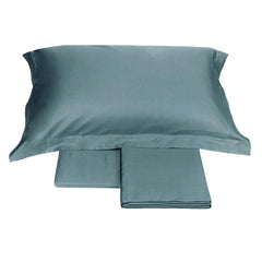 Completo lenzuola matrimoniale Fazzini Trecento, in raso di puro cotone tinta unita. Variante di colore petrolio. Le federe sono a 4 volani. Il raso di cotone da 300 fili per pollice quadrato dona freschezza, comfort e morbidezza al completo lenzuola