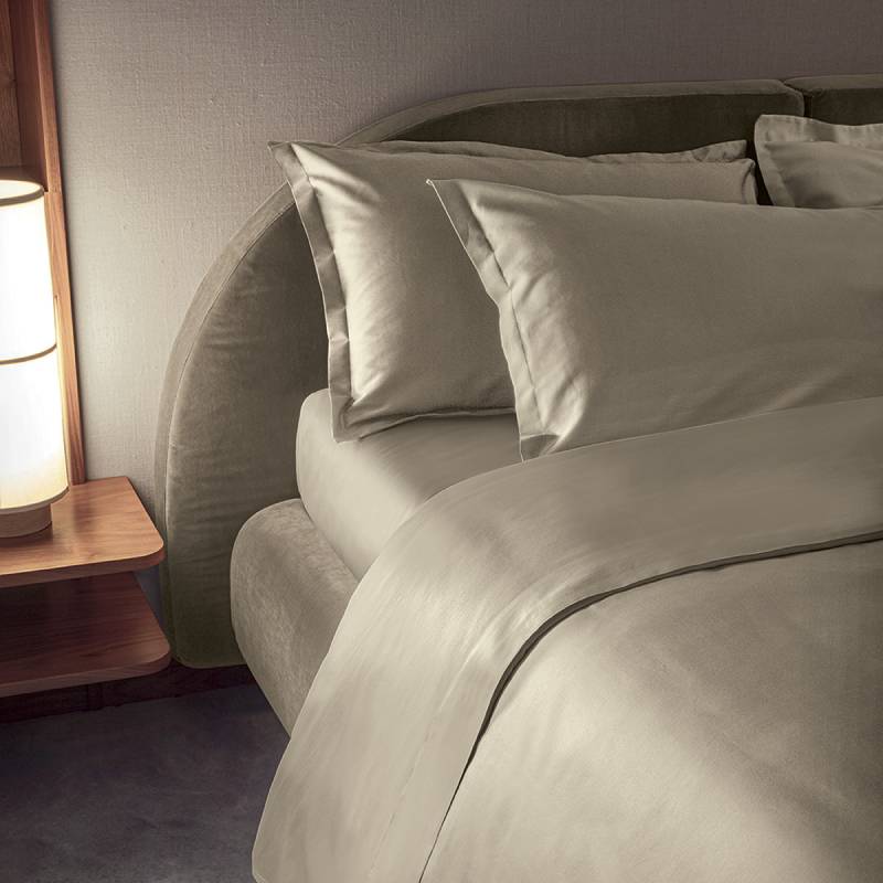 Completo lenzuola matrimoniale Fazzini Trecento, in raso di puro cotone tinta unita. Varianti di colore: torrone tortora. Le federe sono a 4 volani. Il raso di cotone da 300 fili per pollice quadrato dona freschezza, comfort e morbidezza al completo lenzuola