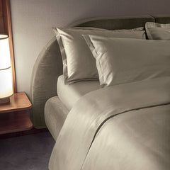 Completo lenzuola matrimoniale Fazzini Trecento, in raso di puro cotone tinta unita. Varianti di colore: torrone tortora. Le federe sono a 4 volani. Il raso di cotone da 300 fili per pollice quadrato dona freschezza, comfort e morbidezza al completo lenzuola