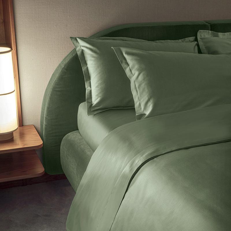 Completo lenzuola matrimoniale Fazzini Trecento, in raso di puro cotone tinta unita. Variante di colore verde. Le federe sono a 4 volani. Il raso di cotone da 300 fili per pollice quadrato dona freschezza, comfort e morbidezza al completo lenzuola