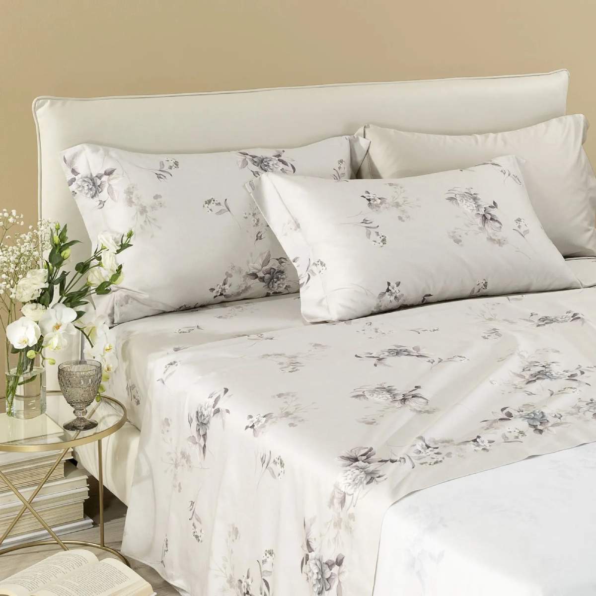 Completo lenzuola matrimoniale Caleffi Chiaro di Luna, in raso di puro cotone con stampa digitale. Fantasia con fiori dal colore delicato su fondo grigio/tortora chiaro. Federe in fantasia con due volant laterali.