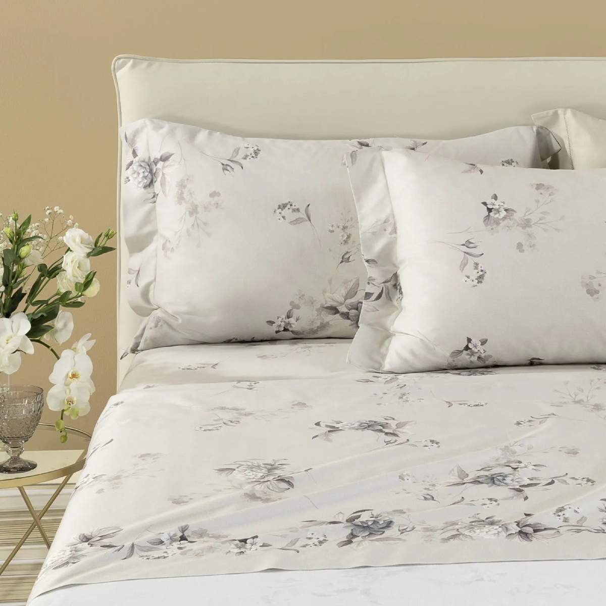 Completo lenzuola matrimoniale Caleffi Chiaro di Luna, in raso di puro cotone con stampa digitale. Fantasia con fiori dal colore delicato su fondo grigio/tortora chiaro. Federe in fantasia con due volant laterali.