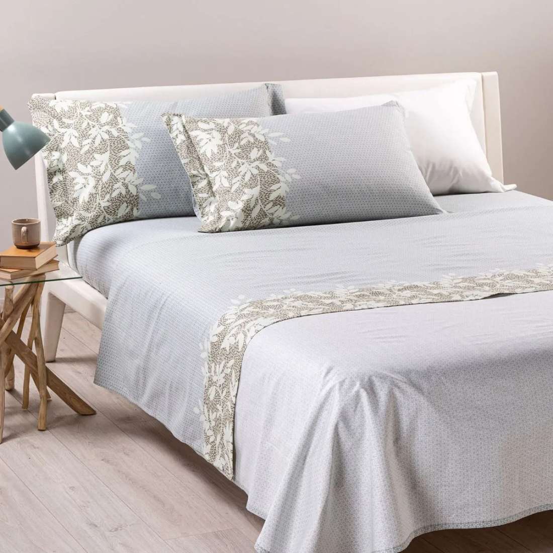 Completo lenzuola matrimoniale Caleffi Evergreen in puro cotone. Fantasia dal particolare design moderno in cui il tema floreale sposa quello geometrico.. Colore grigio giada