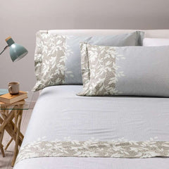 Completo lenzuola matrimoniale Caleffi Evergreen in puro cotone. Fantasia dal particolare design moderno in cui il tema floreale sposa quello geometrico.. Colore giada grigio