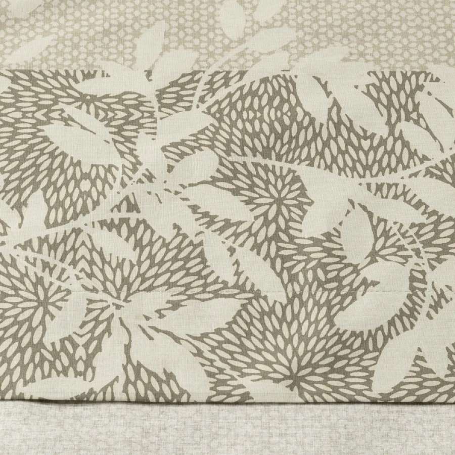 Completo lenzuola matrimoniale Caleffi Evergreen in puro cotone. Fantasia dal particolare design moderno in cui il tema floreale sposa quello geometrico.. Colore naturale tortora. dettaglio fantasia.