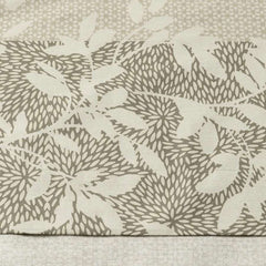 Completo lenzuola matrimoniale Caleffi Evergreen in puro cotone. Fantasia dal particolare design moderno in cui il tema floreale sposa quello geometrico.. Colore naturale tortora. dettaglio fantasia.