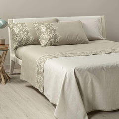 Completo lenzuola matrimoniale Caleffi Evergreen in puro cotone. Fantasia dal particolare design moderno in cui il tema floreale sposa quello geometrico.. Colore naturale tortora.