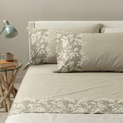 Completo lenzuola matrimoniale Caleffi Evergreen in puro cotone. Fantasia dal particolare design moderno in cui il tema floreale sposa quello geometrico.. Colore naturale tortora.