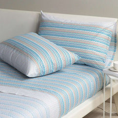 Completo lenzuola matrimoniale Interni di Caleffi, in 100% puro cotone Il completo lenzuola Interni presenta una vivace fantasia geometrica multicolore nella variante azzurro blu