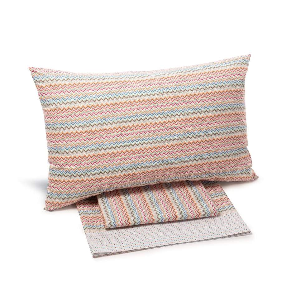 Completo lenzuola matrimoniale Interni di Caleffi, in 100% puro cotone Il completo lenzuola Interni presenta una vivace fantasia geometrica multicolore nella variante corallo arancione