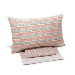 Completo lenzuola matrimoniale Interni di Caleffi, in 100% puro cotone Il completo lenzuola Interni presenta una vivace fantasia geometrica multicolore nella variante corallo arancione